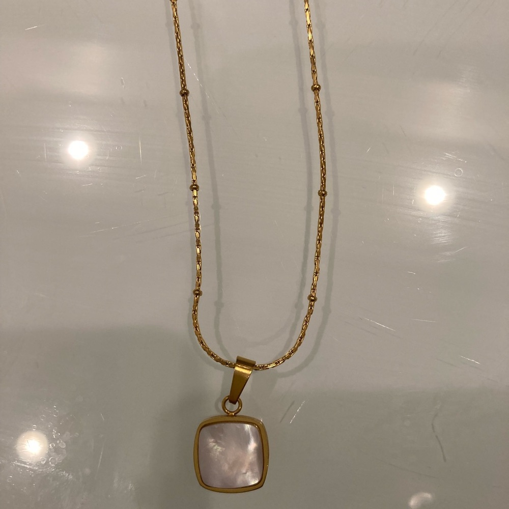 Mother pearl pendant gold plated new doesn’t tarnish